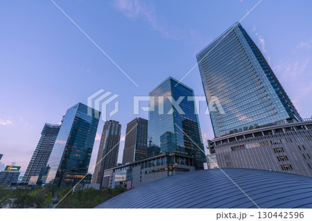 大阪駅前 うめきたの超高層ビル群と美しい夕景 130442596