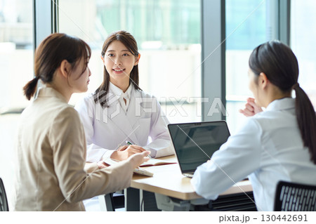 打ち合わせをする女性達 医療職と営業職 打ち合わせをする女性達 医療職と営業職 130442691