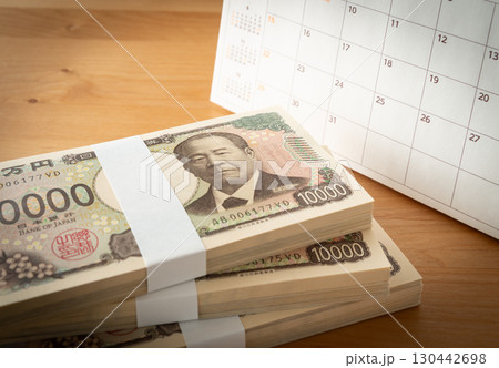一万円札とカレンダー 一万円札とカレンダー 130442698
