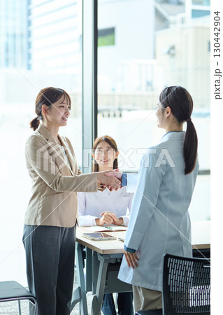 握手をする女性達 医療職と営業職 握手をする女性達 医療職と営業職 130442904