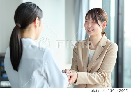 握手をする女性達　医療職と営業職 130442905