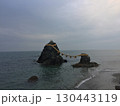 夕日のあたる夫婦岩 130443119