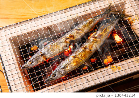 秋刀魚を焼く
秋刀魚を焼く
130443214