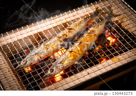 秋刀魚を焼く
秋刀魚を焼く
130443273