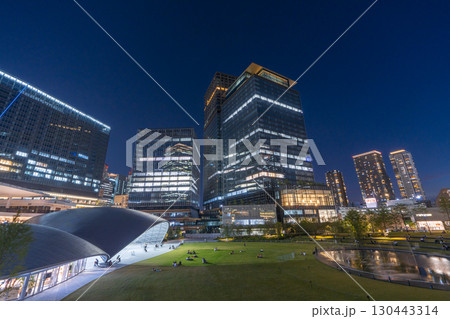 大阪駅前 うめきたの超高層ビル群と美しい夜景 大阪駅前 うめきたの超高層ビル群と美しい夜景 130443314