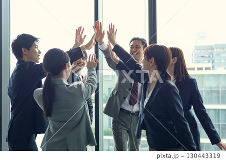 ハイタッチするビジネスパーソン ハイタッチするビジネスパーソン 130443319