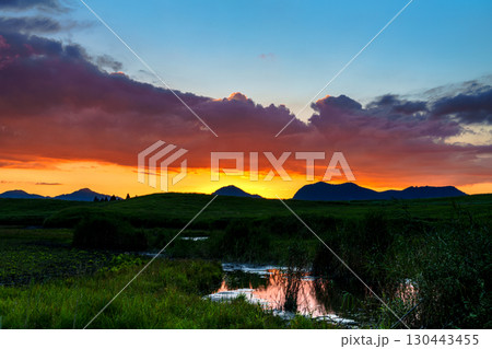 2025年初秋の曾爾高原の夕景 山際に残った黄金色の夕焼けとシルエットになった高原⑧ 2025年初秋の曾爾高原の夕景 山際に残った黄金色の夕焼けとシルエットになった高原⑧ 130443455