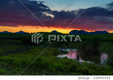 2025年初秋の曾爾高原の夕景　山際に残った黄金色の夕焼けとシルエットになった高原⑪ 130443459