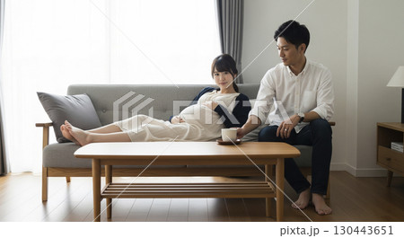 妊婦に温かい飲み物を差し出す夫 130443651