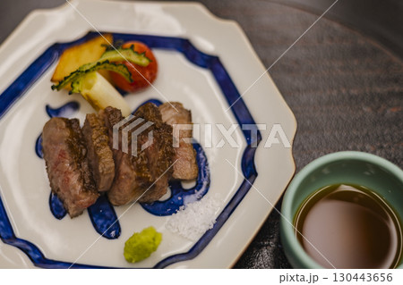 懐石料理の和牛ステーキ盛り付け 懐石料理の和牛ステーキ盛り付け 130443656