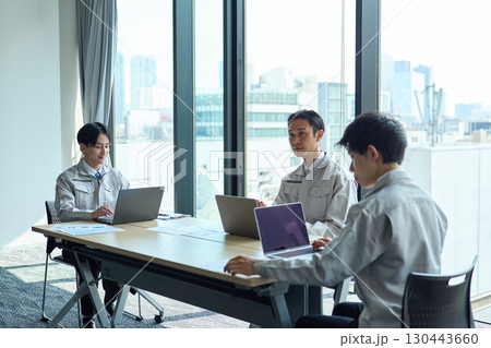 心配事を気にする男性 130443660