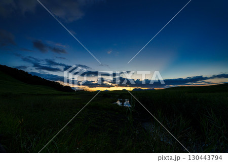 2025年初秋の曾爾高原の夕景 夕闇に包まれる高原と美しいブルーアワーの空① 2025年初秋の曾爾高原の夕景 夕闇に包まれる高原と美しいブルーアワーの空① 130443794
