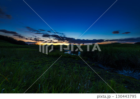 2025年初秋の曾爾高原の夕景　夕闇に包まれる高原と美しいブルーアワーの空② 130443795