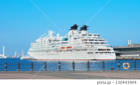 横浜・大さん橋に停泊する三井オーシャン・フジ　 都市景観（2025年8月） 130443904