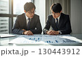 会議資料を見るビジネスマン 130443912