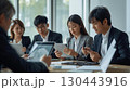 会議するビジネスマン 130443916