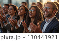 拍手をする人々 130443921