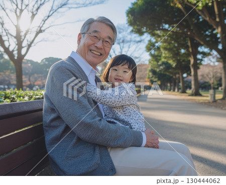 孫を膝に乗せ幸せなおじいさん 130444062