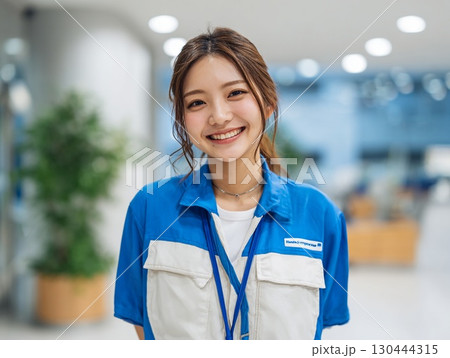 笑顔が素敵な女性|爽やか, サービス業, 制服, 清潔感 笑顔が素敵な女性|爽やか, サービス業, 制服, 清潔感 130444315