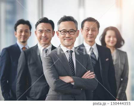 オフィスで自信に満ちたビジネスマンと女性｜チーム、笑顔 130444355