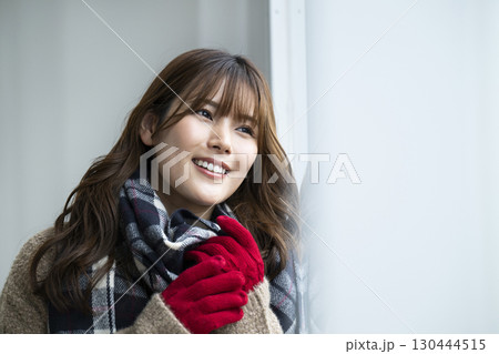 若い女性　ポートレート　手袋　マフラー 130444515