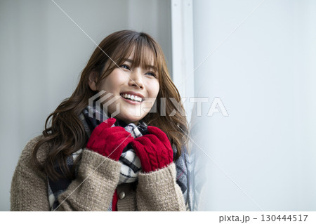 若い女性 ポートレート 手袋 マフラー 若い女性 ポートレート 手袋 マフラー 130444517