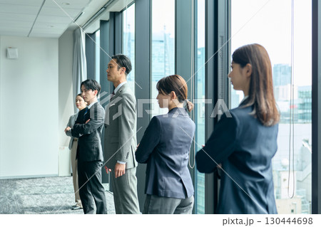 前向きな姿勢のビジネスパーソン 前向きな姿勢のビジネスパーソン 130444698