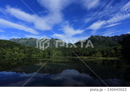 初夏、戸隠高原の鏡池、湖面に映った戸隠連峰 初夏、戸隠高原の鏡池、湖面に映った戸隠連峰 130445022