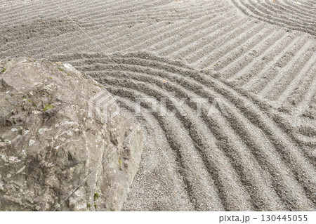 枯山水の砂紋 130445055