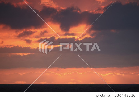 日本海に沈む夕日(新潟県・糸魚川市) 日本海に沈む夕日(新潟県・糸魚川市) 130445316