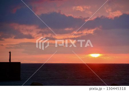日本海に沈む夕日(新潟県・糸魚川市) 日本海に沈む夕日(新潟県・糸魚川市) 130445318