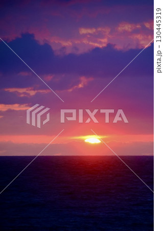 日本海に沈む夕日(新潟県・糸魚川市) 日本海に沈む夕日(新潟県・糸魚川市) 130445319