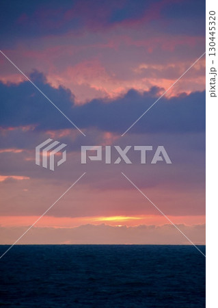 日本海に沈む夕日(新潟県・糸魚川市) 日本海に沈む夕日(新潟県・糸魚川市) 130445320
