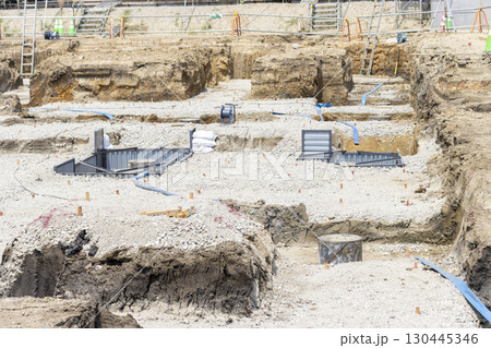 鉄筋コンクリートの建物の基礎工事 130445346