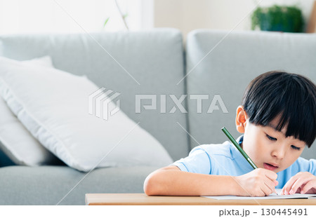 リビングで勉強する小学生の男の子 リビングで勉強する小学生の男の子 130445491