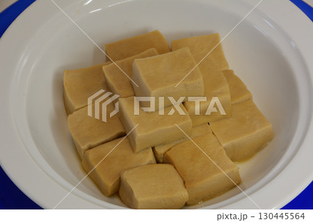 高野豆腐の煮物、妻の手作り家庭料理、家庭で楽しむ夕ご飯、幸せ家族 タイトル変更 高野豆腐の煮物、妻の手作り家庭料理、家庭で楽しむ夕ご飯、幸せ家族 タイトル変更 130445564