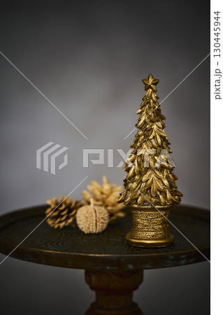 クリスマスイメージ　ミニチュアツリー 130445944