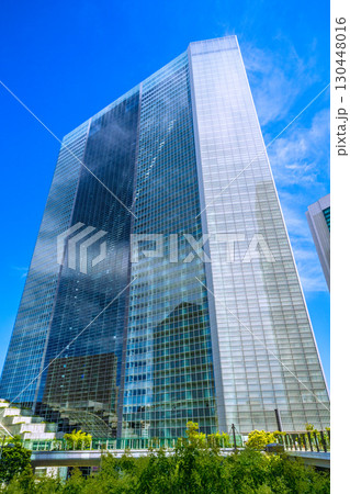 日本の東京都市景観 猛烈な暑さ…汐留のオフィスビル。電通本社などを望む 130448016