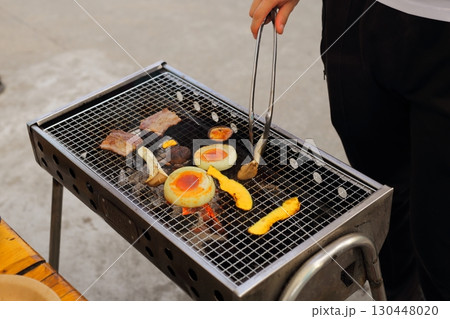 バーベキューで野菜と肉を焼く バーベキューで野菜と肉を焼く 130448020