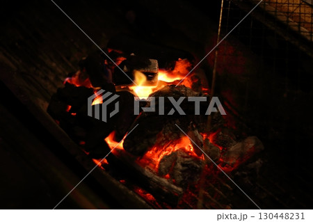 キャンプ場でのバーベキューと焚き火 130448231