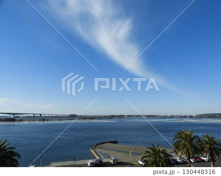 青空と大きな雲が広がる浜名湖の風景 130448316
