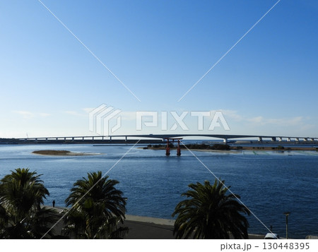 浜名湖に立つ弁天島の赤鳥居と大橋の風景 浜名湖に立つ弁天島の赤鳥居と大橋の風景 130448395