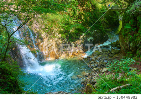 夏の山梨県山梨市 西沢渓谷の七ツ釜五段の滝の滝つぼと方杖橋を見る 130448982