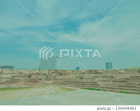 大阪城に残る石垣と青空 130449461