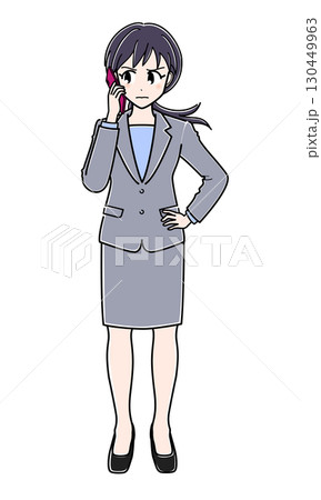 いぶかしげな表情でスマートフォンを耳にあてて立つスーツのOLさん（全身） 130449963