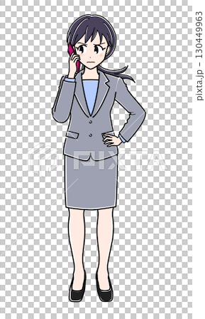 いぶかしげな表情でスマートフォンを耳にあてて立つスーツのOLさん（全身） 130449963