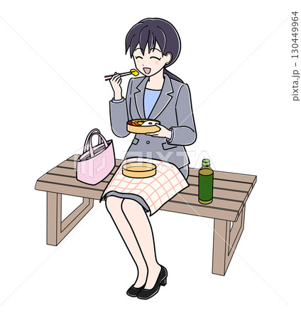 ベンチに座ってお弁当を食べているスーツのOLさん　その1 130449964
