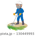 男性の草刈り01 130449993