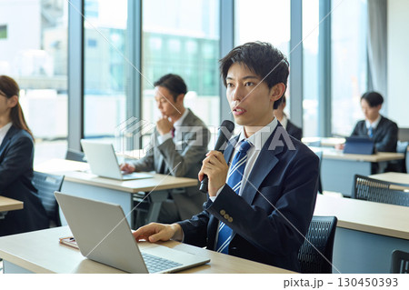 意見を発表する男性 130450393