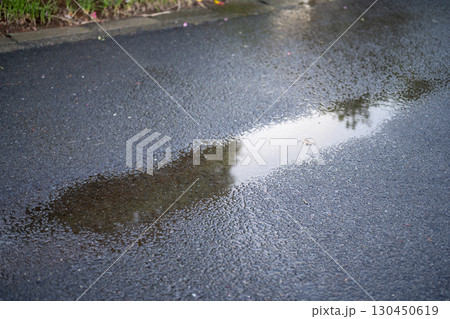 雨の日 水たまり 水溜まり 雨天 天気 イメージ 雨の日 水たまり 水溜まり 雨天 天気 イメージ 130450619